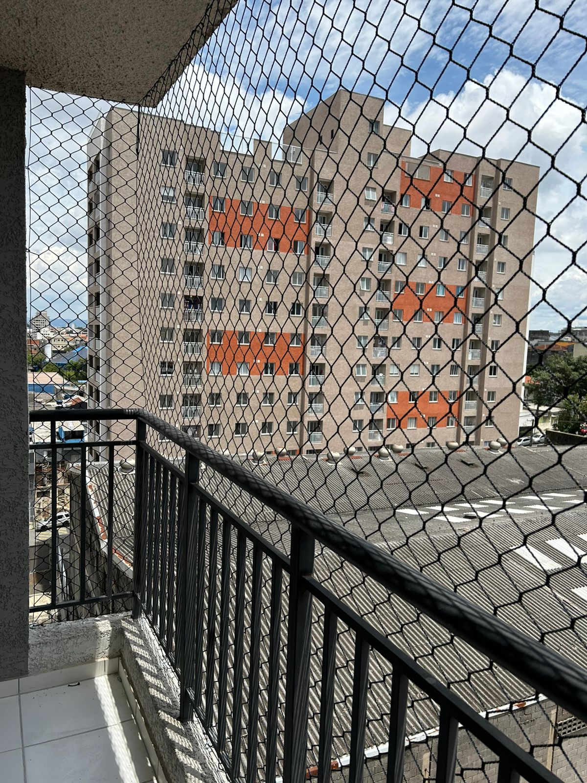 Porta com rede de proteção instalada