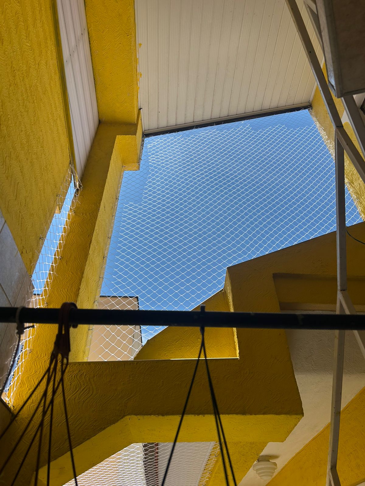 Piscina protegida com rede de segurança